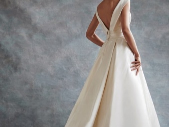 Robe de mariée avec un v-cou dans le dos magnifique