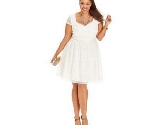 Robe en dentelle blanche à manches longues