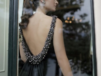Robe à dos ouvert ornée de perles