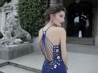 Robe à bretelles décorées au dos