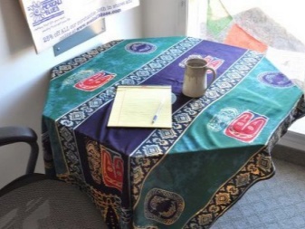 Sarong à l'intérieur sur la table comme une nappe
