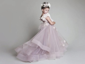 Robe de mariée élégante et moelleuse avec un train pour la fille