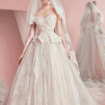 Robe de mariée avec haut en dentelle de ZUHAIR MURAD