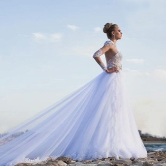 Robe de mariée avec des manches partiellement en dentelle