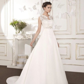 Mariage magnifique robe avec un train de l'atlas