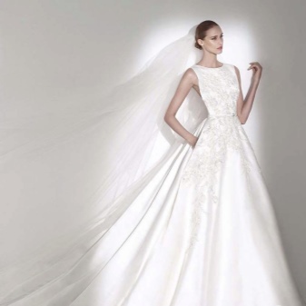 Robe de mariée en satin avec décolleté et traîne