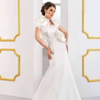 Robe de mariée avec un boléro