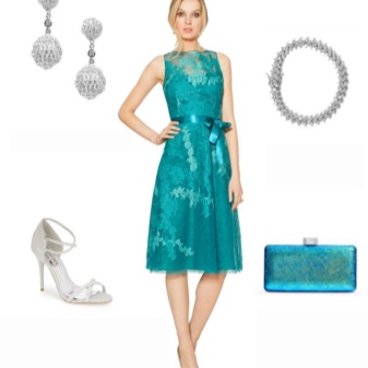 Accessoires argentés pour robe turquoise