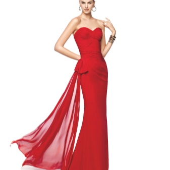 Belle robe rouge avec un train