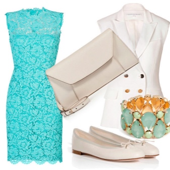 Robe en dentelle turquoise avec des accessoires blancs