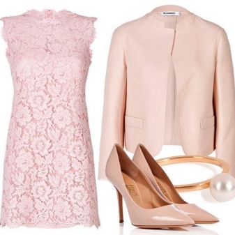 Robe en dentelle rose avec accessoires roses