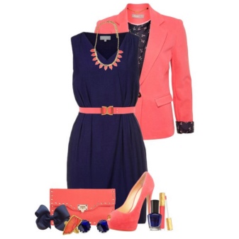Accessoires roses pour robe bleue