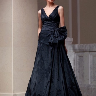 robe noire du taffetas au sol