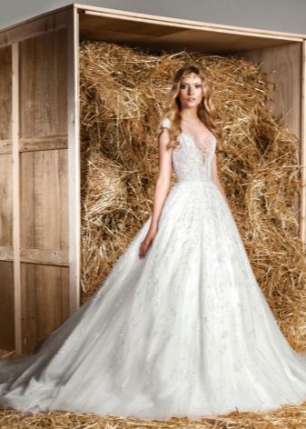 B = Magnifique robe en dentelle par Zuhair Murad