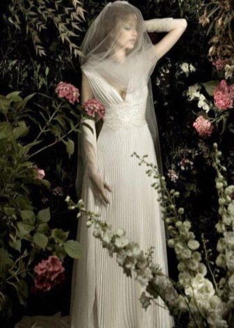 Ceinture en dentelle sur une robe de mariée