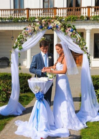 Combinaison d'une robe de mariée avec la robe du marié