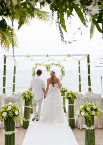 Combinaison d'une robe de mariée avec un costume du marié
