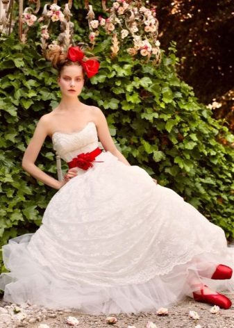 Robe de mariée avec ruban et accessoires en rouge