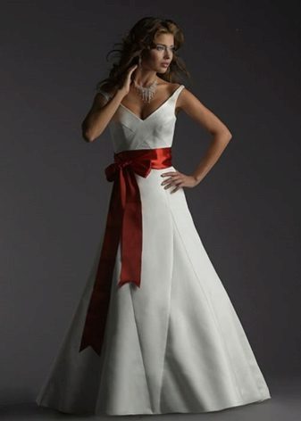 Robe de mariée avec un noeud rouge devant
