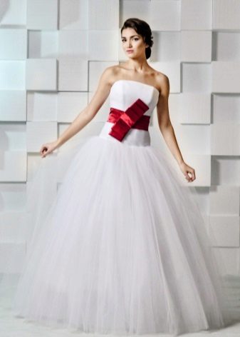 Robe de mariée avec un noeud rouge noué au milieu