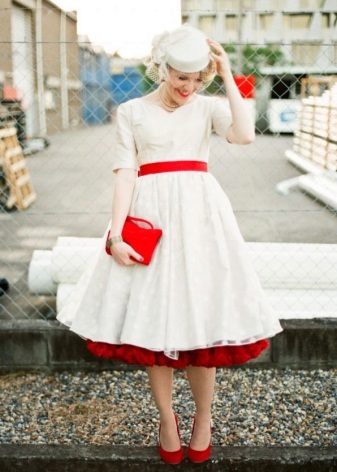 Accessoires dans le ton d'une ceinture rouge d'une robe de mariée