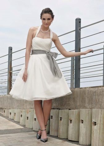 Robe de mariée une ligne pour les mariées enceintes