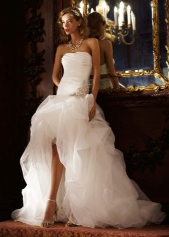 Sandales pour une robe courte de mariage avec un train