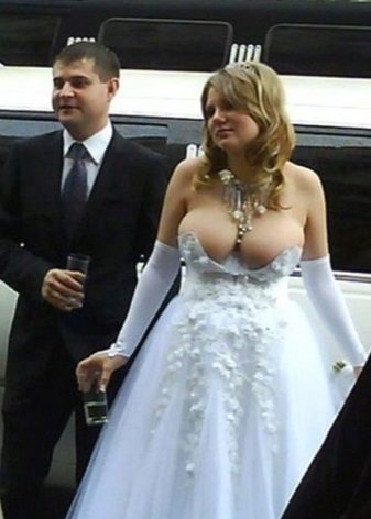Robe de mariée avec un décolleté très franc