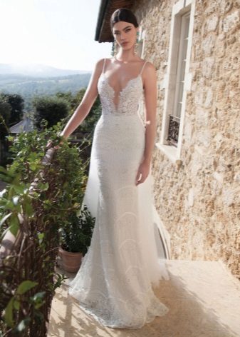 Robe de mariée en dentelle avec un décolleté profond