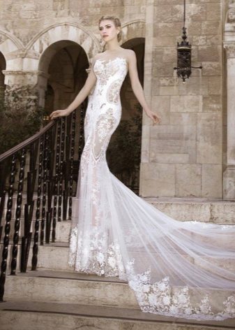 Robe de mariée en dentelle avec train