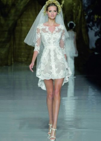 Robe de mariée en dentelle avec petit train