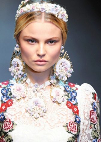 Décorations pour une robe de mariée à la russe
