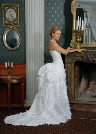 Robe de mariée avec une queue décolleté