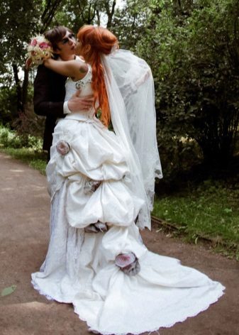 Magnifique robe de mariée avec une boucle et un turnyur