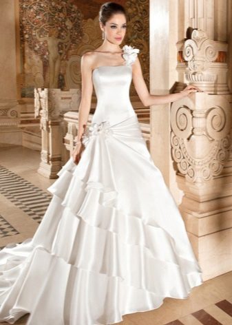 Robe de mariée en soie avec un train