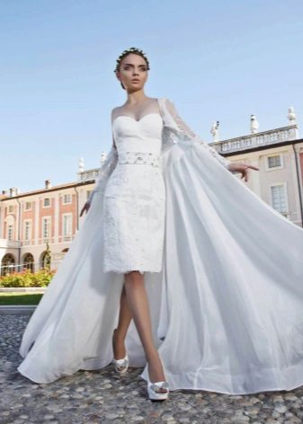 Robe de mariée avec une cape amovible