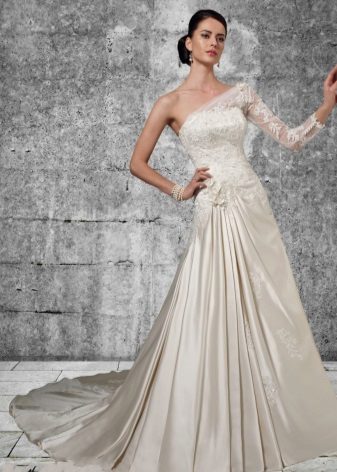 Robe de mariée avec une épaule fermée