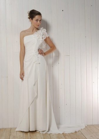 Robe de mariée avec une épaule fermée