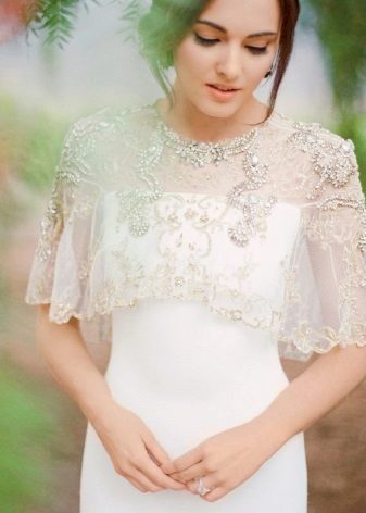 Robe de mariée avec une cape