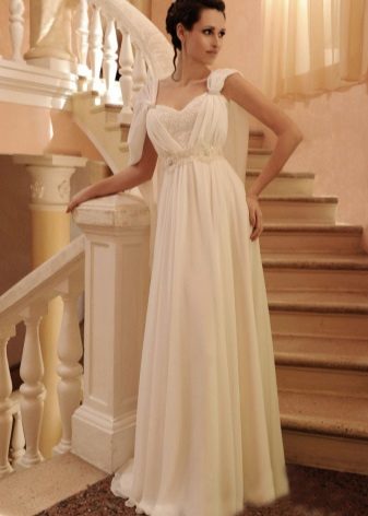 Robe de mariée avec drapé en mousseline sur le corsage