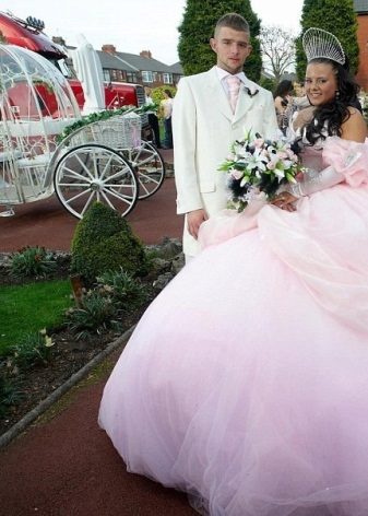 Horrible robe de mariée avec une jupe moelleuse