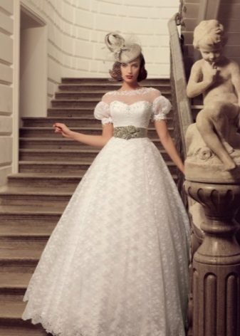 Magnifique robe de mariée avec manches de lanterne dans un style rétro