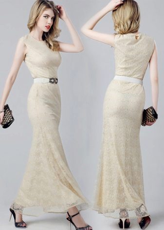 Accessoires de contraste à une robe de soirée beige
