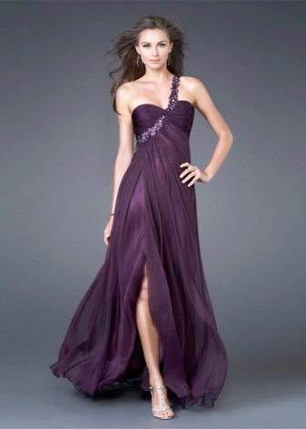 Robe de soirée violette avec une bandoulière