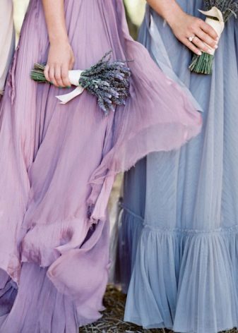 Différentes nuances de la même couleur - demoiselles d'honneur