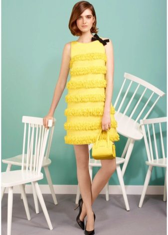 Robe jaune dans le style des années 60