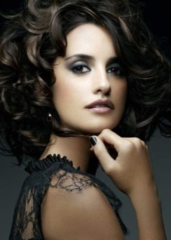 Maquillage de soirée sous une robe noire