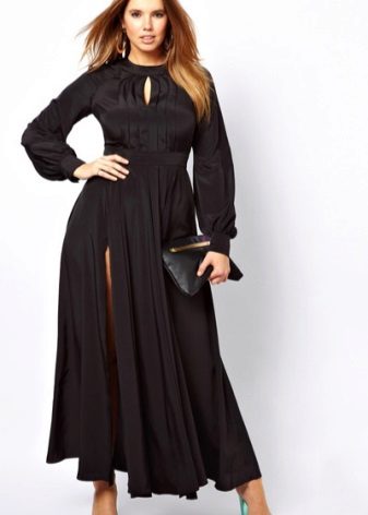 Robe de soirée noire pour un complet avec une fente