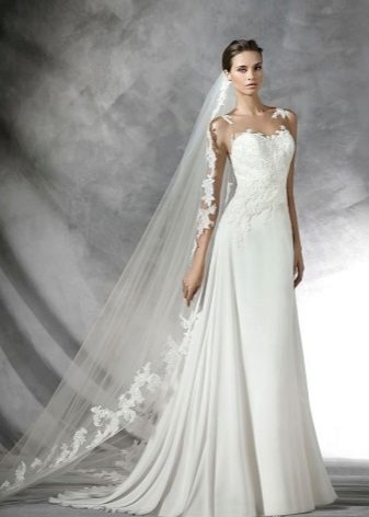 Robe de mariée avec corset de dentelle by Pronovias