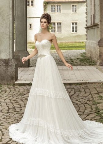 La robe de mariée avec un corset de dentelle n'est pas magnifique